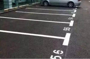 車子停在劃線的“停車位”上卻貼著違章停車罰單嗎？讓人不解？